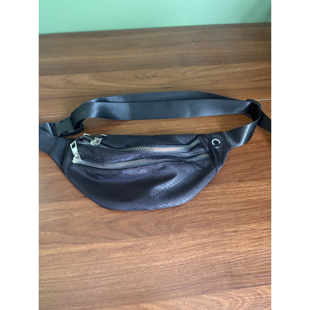 Black Geometric Pattern Nylon Waist Bag Fanny Pack with Headphone Port